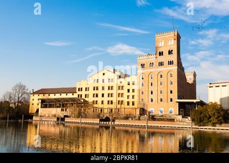 L'archéologie industrielle le long de la rivière Sile. Ancienne usine abandonnée. Monument italien Banque D'Images