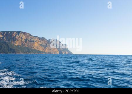 Vue du Cap Canaille à partir de la mer, France. La plus haute falaise français. Mer Méditerranée Banque D'Images