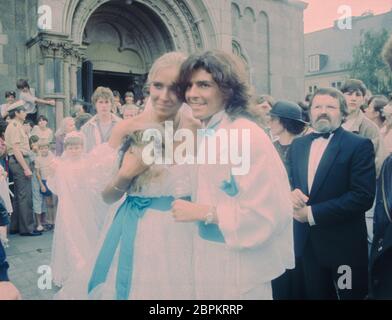HHOCHZEIT von Thomas Anders und Nora Balling - 27.07.1985 - Nora und Thomas Anders nach der Trauung vor der Kirche (v. l. n. r.) // Die kirchliche Hochzeit von Modern Talking Sänger Thomas Anders und seiner Verlobten Nora Balling unter großem Andang der Fangemeinde // Herz-Jesu-Kirche in Koblenz // 27.07.1985 Banque D'Images