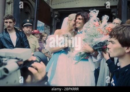 HHOCHZEIT von Thomas Anders und Nora Balling - 27.07.1985 - Nora und Thomas Anders nach der Trauung vor der Kirche (v. l. n. r.) // Die kirchliche Hochzeit von Modern Talking Sänger Thomas Anders und seiner Verlobten Nora Balling unter großem Andang der Fangemeinde // Herz-Jesu-Kirche in Koblenz // 27.07.1985 Banque D'Images