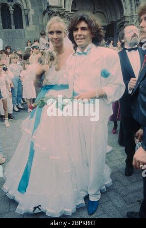 HHOCHZEIT von Thomas Anders und Nora Balling - 27.07.1985 - Nora und Thomas Anders nach der Trauung vor der Kirche (v. l. n. r.) // Die kirchliche Hochzeit von Modern Talking Sänger Thomas Anders und seiner Verlobten Nora Balling unter großem Andang der Fangemeinde // Herz-Jesu-Kirche in Koblenz // 27.07.1985 Banque D'Images