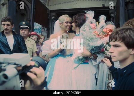 HHOCHZEIT von Thomas Anders und Nora Balling - 27.07.1985 - Nora und Thomas Anders nach der Trauung vor der Kirche (v. l. n. r.) // Die kirchliche Hochzeit von Modern Talking Sänger Thomas Anders und seiner Verlobten Nora Balling unter großem Andang der Fangemeinde // Herz-Jesu-Kirche in Koblenz // 27.07.1985 Banque D'Images