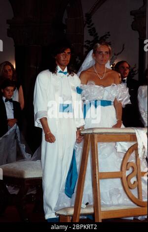HoCHZEIT von Thomas Anders und Nora Balling - 27.07.1985 - Thomas Anders und Nora Bolling am Retar (v. l. n. r.) // Die kirchliche Hochzeit von Modern Talking Sänger Thomas Anders und seiner Verlobten Nora Balling unter großem Andang der Fangemeinde // Herz-Jesu-Kirche in Koblenz // 27.07.1985 Banque D'Images