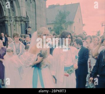 HHOCHZEIT von Thomas Anders und Nora Balling - 27.07.1985 - Nora und Thomas Anders nach der Trauung vor der Kirche (v. l. n. r.) // Die kirchliche Hochzeit von Modern Talking Sänger Thomas Anders und seiner Verlobten Nora Balling unter großem Andang der Fangemeinde // Herz-Jesu-Kirche in Koblenz // 27.07.1985 Banque D'Images