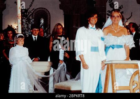 HoCHZEIT von Thomas Anders und Nora Balling - 27.07.1985 - Thomas Anders und Nora Bolling am Retar (v. l. n. r.) // Die kirchliche Hochzeit von Modern Talking Sänger Thomas Anders und seiner Verlobten Nora Balling unter großem Andang der Fangemeinde // Herz-Jesu-Kirche in Koblenz // 27.07.1985 Banque D'Images