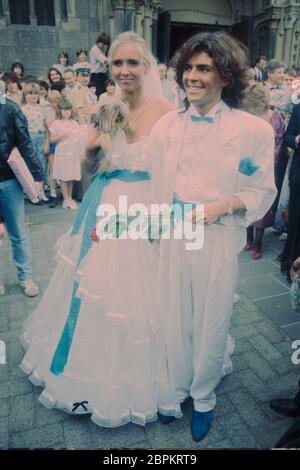 HHOCHZEIT von Thomas Anders und Nora Balling - 27.07.1985 - Nora und Thomas Anders nach der Trauung vor der Kirche (v. l. n. r.) // Die kirchliche Hochzeit von Modern Talking Sänger Thomas Anders und seiner Verlobten Nora Balling unter großem Andang der Fangemeinde // Herz-Jesu-Kirche in Koblenz // 27.07.1985 Banque D'Images