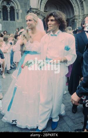 HHOCHZEIT von Thomas Anders und Nora Balling - 27.07.1985 - Nora und Thomas Anders nach der Trauung vor der Kirche (v. l. n. r.) // Die kirchliche Hochzeit von Modern Talking Sänger Thomas Anders und seiner Verlobten Nora Balling unter großem Andang der Fangemeinde // Herz-Jesu-Kirche in Koblenz // 27.07.1985 Banque D'Images