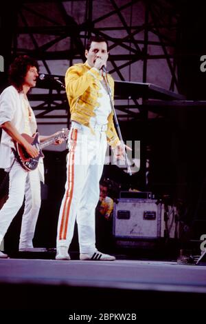 Queen mit Freddie Mercury - Das Kölner Open-Air-Festival im Sommer 1986 mit 55.000 Besuchern im Müngersdorfer Stadion mit Auftritten von Craaus Frankfurt, dem irischen Sänger Gary Moore und den britischen Bands Level 42 und Marillion. Hörhöpunkt des abends - der legäre Auftritt von Queen. DAS Konzert im Stadion am 19. Juli 1986 Hat für deutsche Queen-fans Kultstatus - es war der letzte gemeinsame Auftritt der Band in Deutschland. Bevor Frontmann Freddie Mercury 1991 starb, kam er auf der ?Magic Tour? Mit Brian May, Roger Taylor, John Deacon und Spike Edney nach Köln. Gitarrist Brian May Banque D'Images