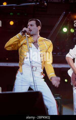 Queen mit Freddie Mercury - Das Kölner Open-Air-Festival im Sommer 1986 mit 55.000 Besuchern im Müngersdorfer Stadion mit Auftritten von Craaus Frankfurt, dem irischen Sänger Gary Moore und den britischen Bands Level 42 und Marillion. Hörhöpunkt des abends - der legäre Auftritt von Queen. DAS Konzert im Stadion am 19. Juli 1986 Hat für deutsche Queen-fans Kultstatus - es war der letzte gemeinsame Auftritt der Band in Deutschland. Bevor Frontmann Freddie Mercury 1991 starb, kam er auf der ?Magic Tour? Mit Brian May, Roger Taylor, John Deacon und Spike Edney nach Köln. Gitarrist Brian May Banque D'Images