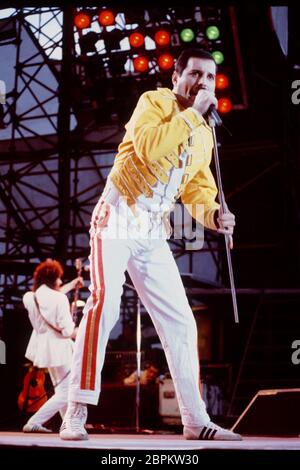 Queen mit Freddie Mercury - Das Kölner Open-Air-Festival im Sommer 1986 mit 55.000 Besuchern im Müngersdorfer Stadion mit Auftritten von Craaus Frankfurt, dem irischen Sänger Gary Moore und den britischen Bands Level 42 und Marillion. Hörhöpunkt des abends - der legäre Auftritt von Queen. DAS Konzert im Stadion am 19. Juli 1986 Hat für deutsche Queen-fans Kultstatus - es war der letzte gemeinsame Auftritt der Band in Deutschland. Bevor Frontmann Freddie Mercury 1991 starb, kam er auf der ?Magic Tour? Mit Brian May, Roger Taylor, John Deacon und Spike Edney nach Köln. Gitarrist Brian May Banque D'Images