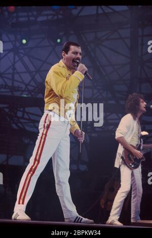 Queen mit Freddie Mercury - Das Kölner Open-Air-Festival im Sommer 1986 mit 55.000 Besuchern im Müngersdorfer Stadion mit Auftritten von Craaus Frankfurt, dem irischen Sänger Gary Moore und den britischen Bands Level 42 und Marillion. Hörhöpunkt des abends - der legäre Auftritt von Queen. DAS Konzert im Stadion am 19. Juli 1986 Hat für deutsche Queen-fans Kultstatus - es war der letzte gemeinsame Auftritt der Band in Deutschland. Bevor Frontmann Freddie Mercury 1991 starb, kam er auf der ?Magic Tour? Mit Brian May, Roger Taylor, John Deacon und Spike Edney nach Köln. Gitarrist Brian May Banque D'Images