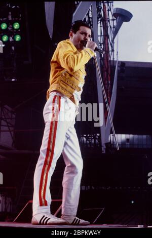 Queen mit Freddie Mercury - Das Kölner Open-Air-Festival im Sommer 1986 mit 55.000 Besuchern im Müngersdorfer Stadion mit Auftritten von Craaus Frankfurt, dem irischen Sänger Gary Moore und den britischen Bands Level 42 und Marillion. Hörhöpunkt des abends - der legäre Auftritt von Queen. DAS Konzert im Stadion am 19. Juli 1986 Hat für deutsche Queen-fans Kultstatus - es war der letzte gemeinsame Auftritt der Band in Deutschland. Bevor Frontmann Freddie Mercury 1991 starb, kam er auf der ?Magic Tour? Mit Brian May, Roger Taylor, John Deacon und Spike Edney nach Köln. Gitarrist Brian May Banque D'Images