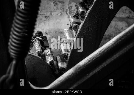 Gros plan monochrome, noir et blanc des roues dentées sur un moteur à vapeur Banque D'Images