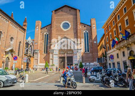 Vérone, Italie, 12 septembre 2019: Basilique de Santa Anastasia église de l'ordre dominicain sur la place Santa Anastasia, bâtiment de style gothique dans le centre-ville historique Citta Antica, région de Vénétie Banque D'Images