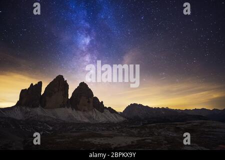 Le ciel nocturne parsemé de milliers d'étoiles sur Drei Zinnen ( Tre Cime di Lavaredo) Dolomites, Italie Banque D'Images
