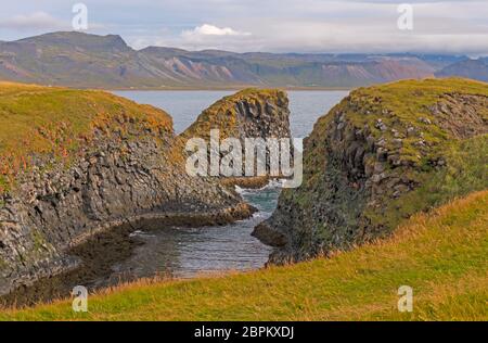 Crique cachée de Lava Rocks sur la côte près d'Arnarstapi; Islande Banque D'Images