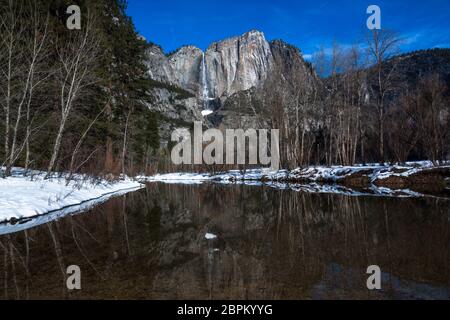 Upper Yosemite Falls et la Merced River dans la Yosemite Valley en hiver. Parc national de Yosemite, Californie Banque D'Images