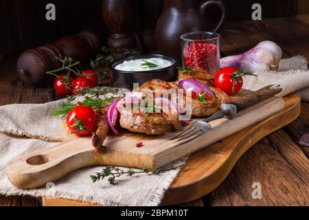 Épaule d'agneau grillée au romarin poulet au four Banque D'Images