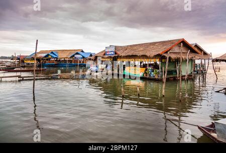 Restaurant flottant de fruits de mer sur le Mékong dans la province de Champasak, RDP lao Banque D'Images