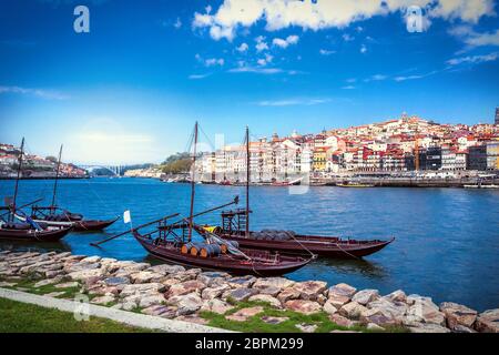 Vue sur le centre historique de Porto, le fleuve Douro et les bateaux typiques de Rabelo utilisés pour transporter le vin de port, idans le fond le Ponte da Arrábida Banque D'Images