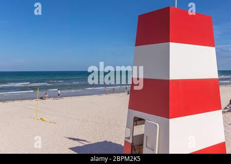 Une tour de sauvetage rouge et blanc avec plusieurs stocks sur la plage. Rorvig, Danemark, le 20 juillet 2018 Banque D'Images