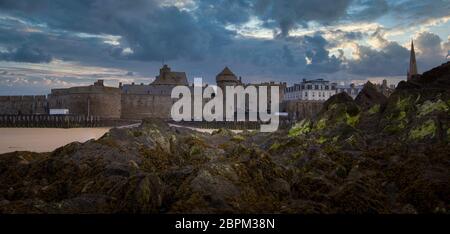 Saint Malo en Bretagne en France pendant une tempête Banque D'Images