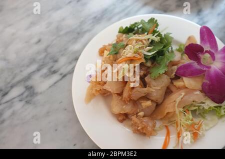 Style Chinois apéritif, salade de méduse dans l'huile de sésame Sauce épicée Banque D'Images