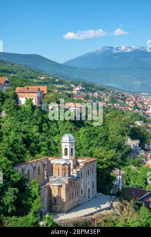 Église du Saint Sauveur avec les montagnes en arrière-plan maudit à Prizren, Kosovo Banque D'Images