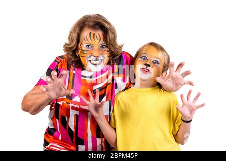 Garçon avec grand-mère avec face-animal isolé en blanc peinture Banque D'Images