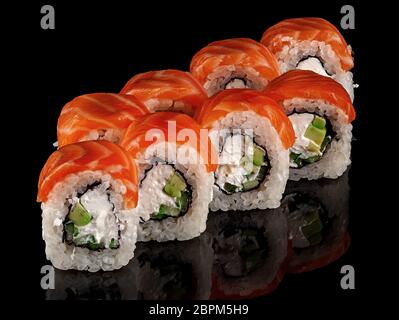 Plusieurs rouleaux de sushi de Philadelphie. Fond noir avec la réflexion. Banque D'Images