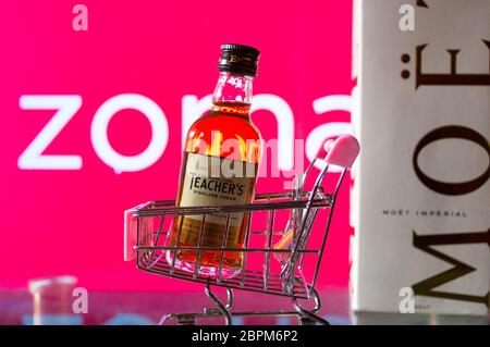 Jaipur, Inde, Circa 2020 - UNE bouteille de professeurs de crème de haute terre mixée scotch whisky dans un panier rose devant un plateau de couleur rouge zomato Banque D'Images