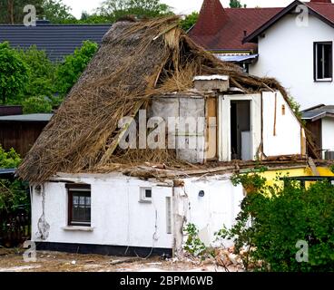 Démolition d'une maison traditionnelle recouverte de roseaux à Zingst, Allemagne Banque D'Images