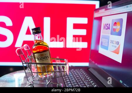 Jaipur, Inde, Circa 2020 - UNE bouteille de whisky de scotch mélangé à la crème de haute terre d'enseignants dans un panier rose devant un symbole de tableau lumineux Banque D'Images