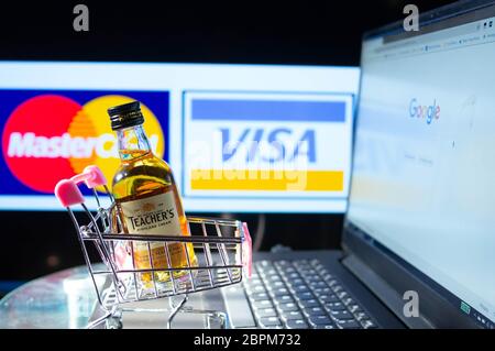 Jaipur, Inde, Circa 2020 - UNE bouteille de whisky de scotch mélangé à la crème de haute terre d'enseignants dans un panier rose devant un symbole de tableau lumineux Banque D'Images