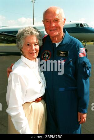 ***PHOTO DU FICHIER*** Annie Glenn, épouse de John Glenn, est décédée des complications de COVID-19. À la bande de protection de la station aérienne de Cape Canaveral, John H. Glenn Jr, spécialiste de la charge utile STS-95, sénateur de l'Ohio et l'un des sept astronautes du projet Mercury, pose avec sa femme Annie avant leur vol de retour au Johnson Space Center de Houston, Texas, le 8 novembre 1998. La mission STS-95 s'est terminée le 12 novembre à l'installation de débarquement de la navette du Kennedy Space Center, à 04 h 7 HNE. L'équipage du STS-95 comprend également le commandant de mission Curtis L. Brown Jr.; le pilote Steven W. Lindsey; mi Banque D'Images