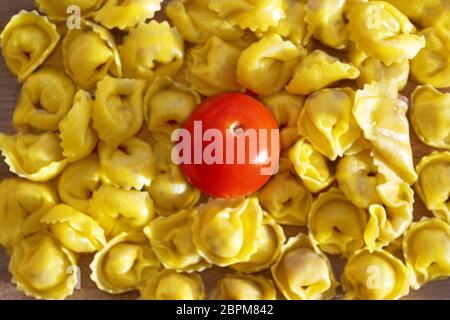 Tortellini frais séché et tomates cerises Banque D'Images