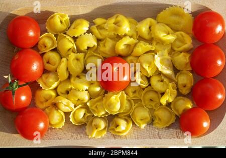 Tortellini frais séché et tomates cerises Banque D'Images