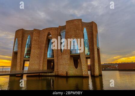 Nouveau bâtiment emblématique dans l'entrée du port, les réflexions dans le lever du soleil, Vejle, Danemark, le 15 novembre 2018 Banque D'Images