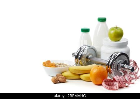 Sports nutrition (suppléments), l'alimentation saine et les haltères isolé sur un fond blanc. Sport, remise en forme et d'un style de vie sain concept. Banque D'Images