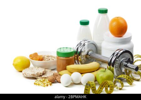 Sports nutrition (suppléments), l'alimentation saine et les haltères isolé sur un fond blanc. Sport, remise en forme et d'un style de vie sain concept. Banque D'Images