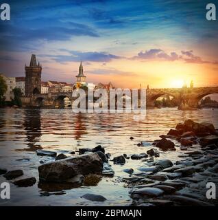 L'aube sur le Pont Charles et de la rivière Vltava à Prague Banque D'Images