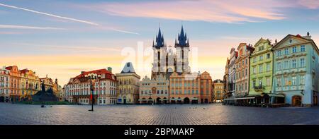 Vue sur la place de la Vieille Ville à Prague au lever du soleil Banque D'Images