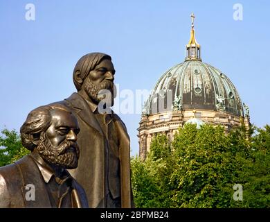 Monument de Marx et Engels devant le dôme de la cathédrale de Berlin, Allemagne Banque D'Images