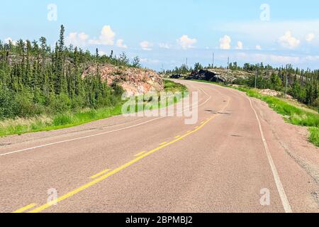 Route ondulée généralement causée par le pergélisol. Banque D'Images