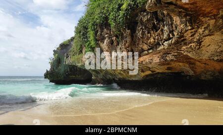Voir de beaux hidden Suluban Beach à Bali, accessible uniquement pendant la marée basse Banque D'Images
