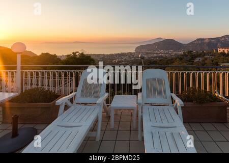 Piscine sur la Côte d'Amalfi avec vue sur le golfe de Naples et le Vésuve. Sorrento. Italie Banque D'Images