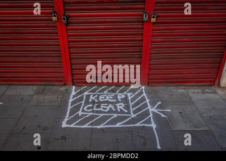 West Norwood, Royaume-Uni. 19 mai 2020. Un panneau de signalisation à l'extérieur d'une entreprise fermée à West Norwood dans le sud de Londres. (Photo de Sam Mellish / Alamy Live News) Banque D'Images