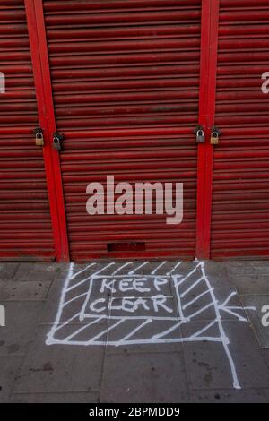 West Norwood, Royaume-Uni. 19 mai 2020. Un panneau de signalisation à l'extérieur d'une entreprise fermée à West Norwood dans le sud de Londres. (Photo de Sam Mellish / Alamy Live News) Banque D'Images