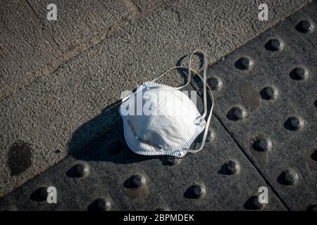 West Norwood, Royaume-Uni. 19 mai 2020. Un masque de travail jeté sur le trottoir de West Norwood, dans le sud de Londres. (Photo de Sam Mellish / Alamy Live News) Banque D'Images