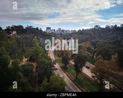Cabrillo Bridge dans le parc Balboa, qui traverse Cabrillo Canyon - vue sur le centre-ville de San Diego, Californie, États-Unis Banque D'Images